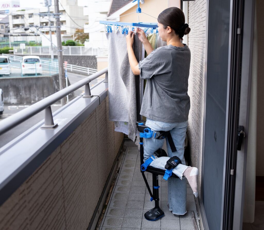 アイウォークフリーを装着して洗濯物を干す
