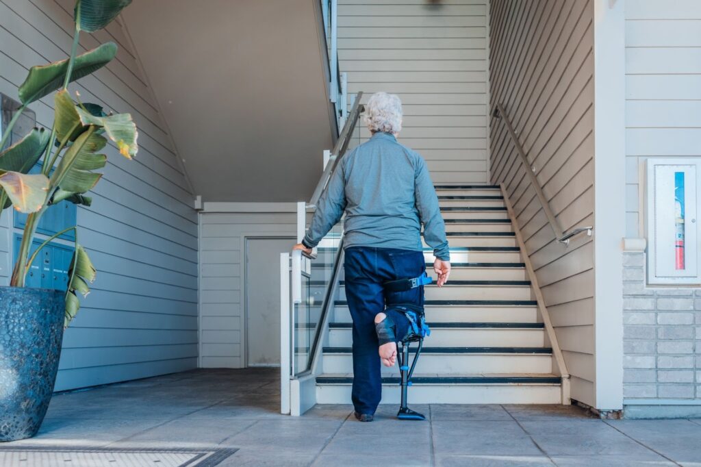 アイウォークフリーを装着して階段を上る