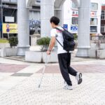 松葉杖で歩く