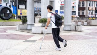 松葉杖で歩く